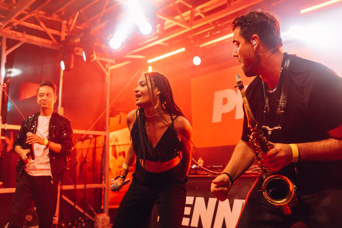 Deejay Plus beim Festival mit DJ, Musik und Publikum.